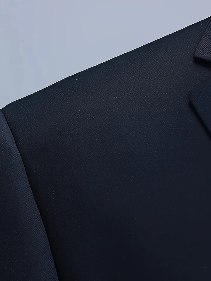 เสื้อสูทผู้ชายทรงเข้ารูป (Slim Fit) สไตล์กึ่งทางการ เหมาะสำหรับใส่ทำงาน