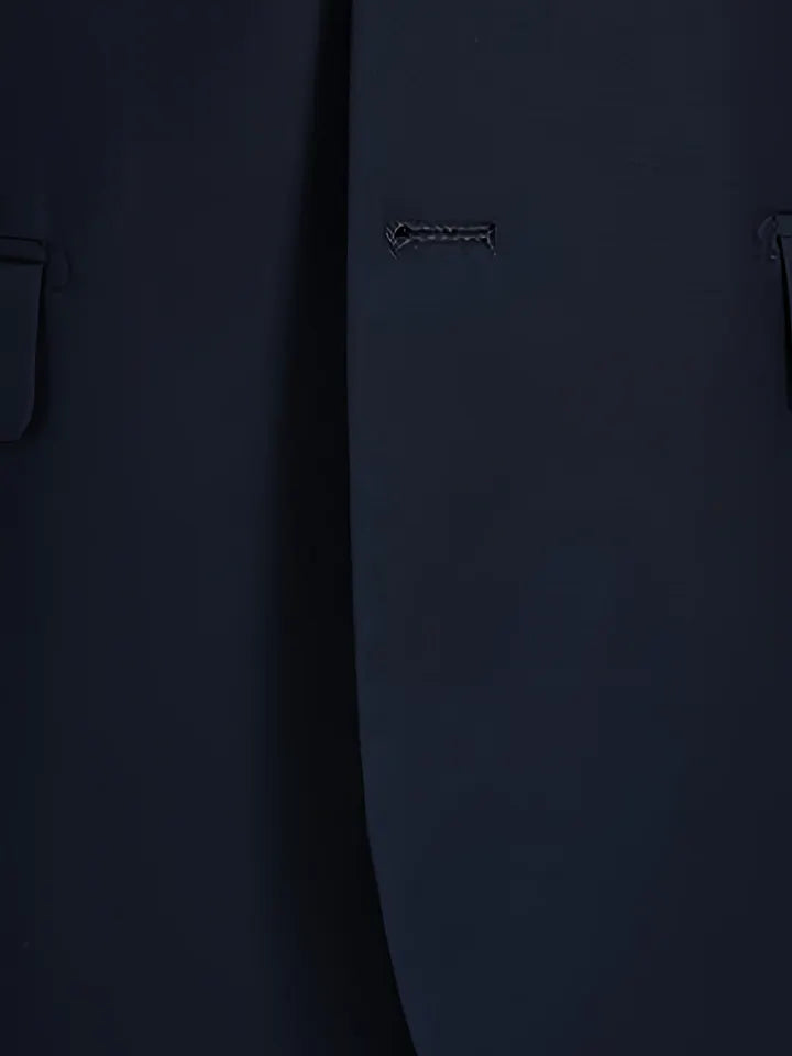 เสื้อสูทผู้ชายทรงเข้ารูป (Slim Fit) สไตล์กึ่งทางการ เหมาะสำหรับใส่ทำงาน